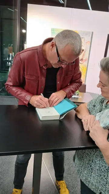 In der Pause und im Anschluss signierte Bernhard Aichner noch unzählige Romane. | Foto: Josef Hofmüller