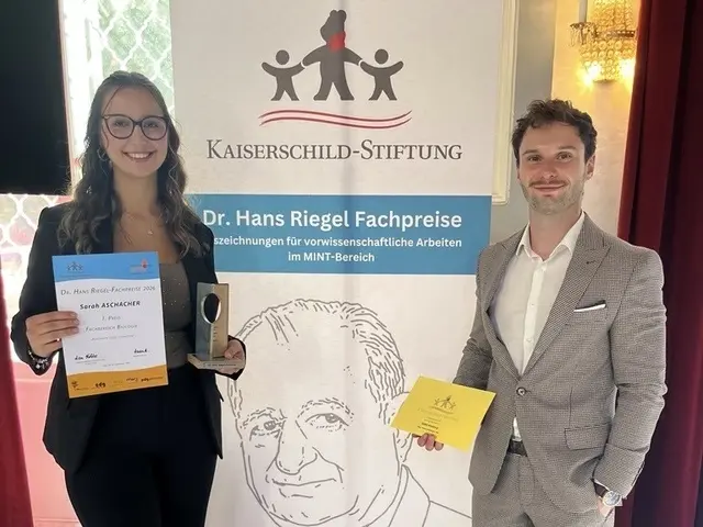 Sarah Aschacher mit dem Dr. Hans Riegel-Fachpreis. Lehrer Thomas Hausberger gratuliert.  | Foto: Thomas Hausberger