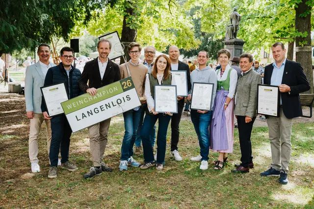 Ursin Haus GF Wolfgang Schwarz, Johannes Haimerl, Obmann Weinbauverein Robert Herbst, Tobias Rabl, Rudi Rabl, Johanna Rabl, Bruno Kirschbaum, Peter Schweiger, Nabg. Martina Diesner-Wais, Bgm. Harald Leopold und Peter Steininger. | Foto: Ursin Haus