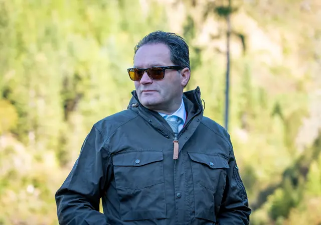 BM Totschnig: „Die Wiederbewaldung ist eine gemeinsame Kraftanstrengung. Der Bund unterstützt das Land Tirol und die Waldbesitzerinnen und Waldbesitzer dabei mit den Mitteln des Waldfonds. Was hier in Oberlienz bereits geleistet wurde, ist beeindruckend – und zeigt zugleich, wie viel Einsatz notwendig ist, bis aus einer Schadfläche wieder ein stabiler Wald entsteht.“ | Foto: Land Tirol/Hörmann