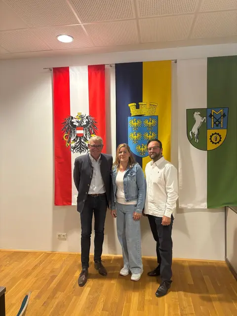 v.l.n.r. Bürgermeister Franz Stiegler (ÖVP), Nadine Aberl-Savic (FPÖ), GPO Vasile-Adrian Rusu (FPÖ) | Foto: Gemeinde Matzendorf-Hölles