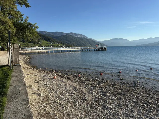 Am Attersee sind die Auswirkungen der anhaltenden Trockenheit nach dem heurigen Hitzesommer besonders deutlich sichtbar.  | Foto: MeinBezirk/Rabl