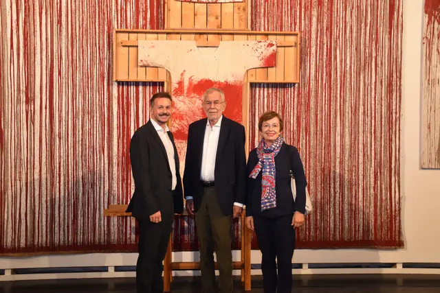 Geschäftsführer nitsch museum Christoph Mayer, Bundespräsident Alexander Van der Bellen, Doris Schmidauer | Foto: nitsch museum