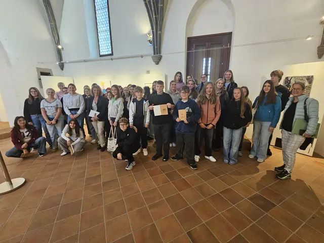 Rund 38 Schülerinnen und Schüler des BG &amp; BRG Laa besuchten die Ausstellung „LESE-ZEICHEN“ im Kunsthaus Laa. | Foto: Stadtgemeinde Laa