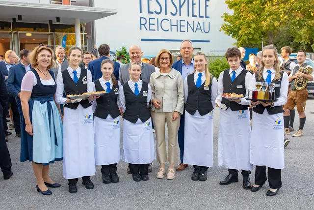 Landeshauptfrau Johanna Mikl-Leitner (Mitte), Bezirkshauptfrau Alexandra Grabner-Fritz (li.), Semmerings Bürgermeister Hermann Doppelreiter (2. Reihe Mitte links) und Tourismusschulen-Leiter Jürgen Kürner (2. Reihe Mitte rechts) mit SchülerInnnen der Tourismusschulen Semmering beim Tourismusempfang 2026.