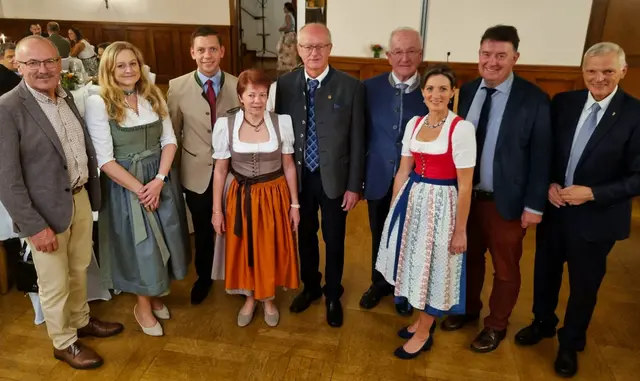 Von links: Vbgm. Matthias Sommerauer, Amtsleiterin Renate Aspacher, Bürgermeister Robert Bimminger, Gertraud Greisberger, Amtsleiter a.D. Mag. Franz Greisberger, Bgm.a.D. Johann Strasser, Vbgm. Eveline Bayrhamer, der Direktor des Salzburger Gemeindeverbandes Martin Huber und LAbg. Josef Schöchl. | Foto: Josef Schöchl