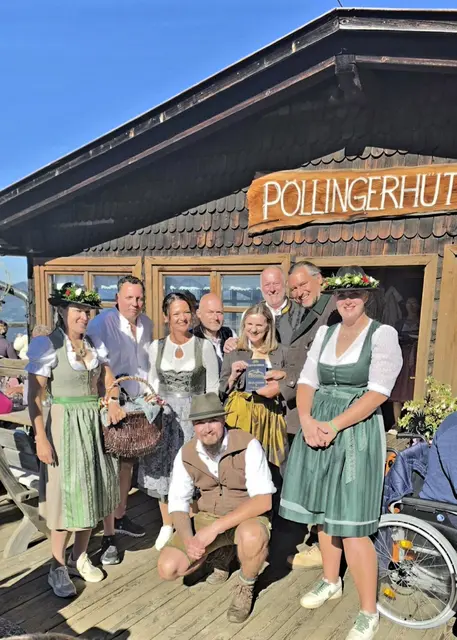 Am Foto: Familie Peternell (Scheidende Wirtsleute der Pöllingerhütte), der neue Pächter Rene Koch und der neue Pächte der Turnerhütte Stephan Winnicki (kniend) | Foto: Gerlitzen Alpe
