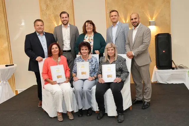 Bernhard Böhm, Matteo Chlebecek, Adelheid Buhl, Alexander Poropatits-Anderl und Hamed Mohseni mit Andrea Berner, Melitta Hirsch und Claudia Ottomaier. | Foto: "BILLA AG"