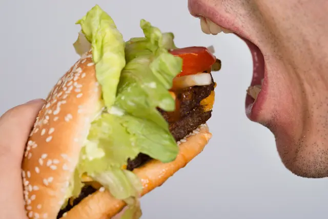 Wenn das Fleisch vom Burger nicht von der Kuh, sondern aus dem Labor stammt.  | Foto: PantherMedia/AndreyPopov