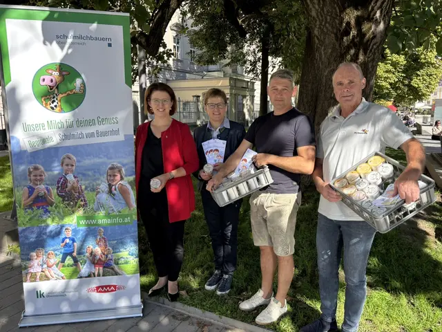 Anlässlich des bevorstehenden Weltschulmilchtages am 30. September verteilten Agrar-Landesrätin Michaela Langer-Weninger, Landwirtschaftskammer-OÖ-Vizepräsidentin Rosemarie Ferstl, der neue Obmann der OÖ Schulmilch-Bauern Josef Bauernfeind und der ehemalige Obmann Hannes Strobl Schulmilch-Produkte und Informationen zur Schulmilch an die Passanten vor dem Linzer Landhaus. | Foto: LK OÖ
