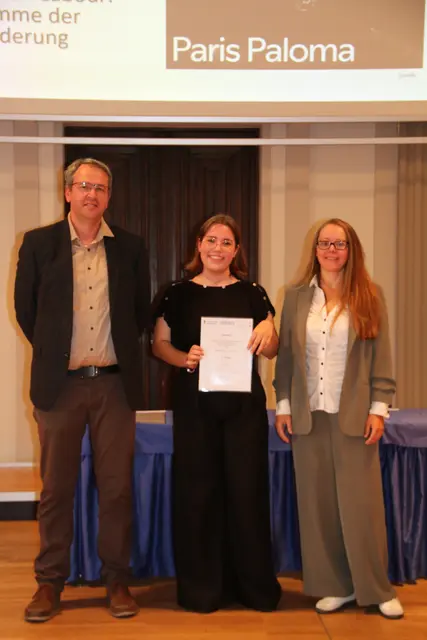 Emma Weiskopf freut sich über den zweiten Preis. | Foto: Uni Innsbruck/Ulrike Pfeiffenberger-Blaas
