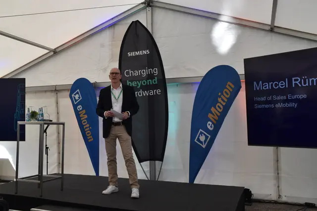 "Gemeinsam zeigen wir hier, dass sich auch Schwerlastverkehr elektrifizieren lässt", erklärte Marcel Rümenapf (Siemens eMobility). | Foto: Barbara Fluckinger