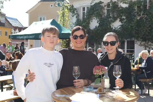 Beim Bauernmarkt durfte die Geselligkeit nicht fehlen. | Foto: Cescutti