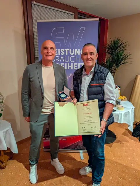  Generalsekretär Reinhard Langthaler überreicht Heinrich Pegler die Silberne Medaille der niederösterreichischen Wirtschaft. | Foto: zVg