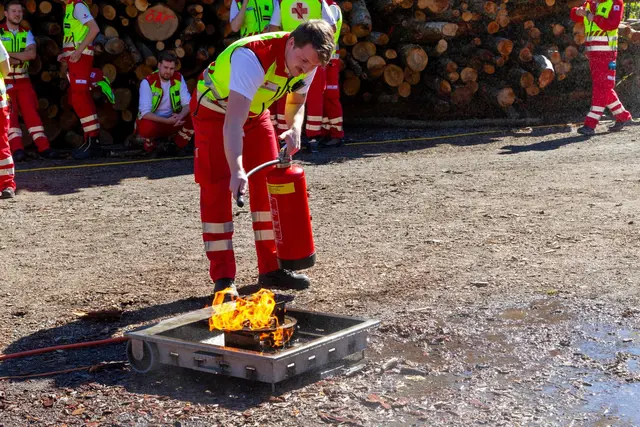 In Kooperation mit der Feuerwehr trainierten die Sanitäterinnen und Sanitäter das richtige Vorgehen bei einem Entstehungsbrand. | Foto: Rotes Kreuz Salzburg / Jakob Knoll