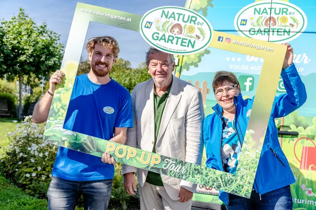  „Natur im Garten“ Regionalberater Felix Hagen, Stadtrat Peter Höckner und „Natur im Garten“ Geschäftsführerin Christa Lackner freuten sich über zahlreiche Besucherinnen und Besucher bei der Pop Up-Tour am Nibelungenplatz in Tulln | Foto: „Natur im Garten“ / I. Leshcheva 