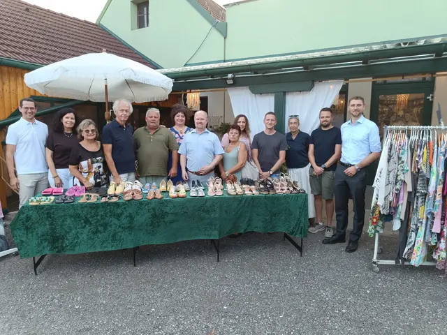 V.l.: Vizebgm. Stephan Ernst, GR Silvia Unger, GR Gabriele Schüler, GGR Wolfgang Nemeth, Harald S., Anna F., Bgm. Michael Nistl, GR Barbara Schüler, GR Petra Fürpass, GR Dominic Urban, GGR Michaela Pflug-Hladik, GR Daniel Deutschl, GR Sebastian Mitterhofer | Foto: Lichtbild Sinawehl