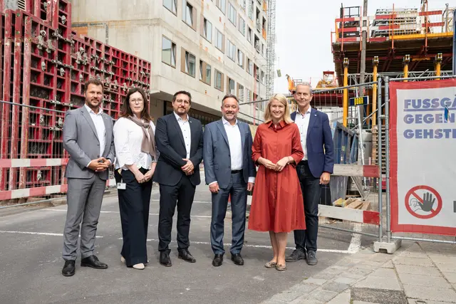 Bei der Begehung (v.l.): Betriebsdirektor Claus Hager, Pflegedirektorin Georgine Gattermayr, Ärztlicher Direktor Stefan Beyerlein, Geschäftsführer Walter Kneidinger, Gesundheitslandesrätin LH-Stv.in Christine Haberlander und Geschäftsführer Stefan Meusburger. | Foto: Ordensklinikum Linz