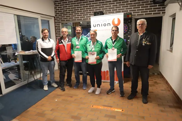 Luftpistole Allgemeine Klasse mit Naarner Dreifachsieg: Union Naarn-Obmann-Stellvertreter Philipp Raab, Sportunion-Landesreferent Friedrich Froschauer, Wolfgang Kamptner (2.), Romana Hinterbichler (1.), Adolf Pflügler (3.), Naarns Oberschützenmeister Günter Zobl.
 | Foto: Union Naarn