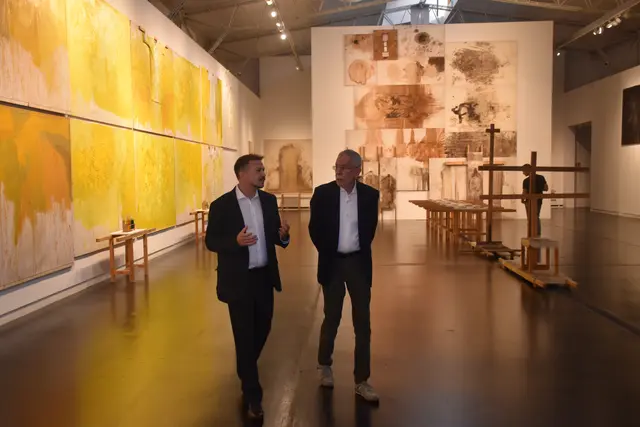 Bundespräsident Alexander Van der Bellen erhielt eine Führung durch die aktuelle Ausstellung „HERMANN NITSCH – von sonnenaufgang an“. | Foto: nitsch museum