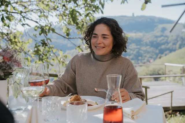 Genießen, ohne auf die Uhr zu schauen: Julia Scheib wird in den kommenden drei Jahren abseits der Skipiste die Werbetrommel für die Erlebnisregion Südsteiermark rühren. | Foto: Südsteiermark Tourismus