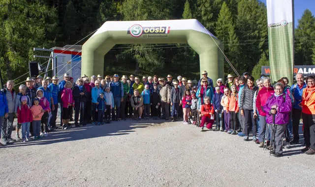 Zahlreiche Großeltern kamen mit ihren Enkelkindern zum Almwandertag auf die Wurzeralm.
 | Foto: OÖ Seniorenbund
