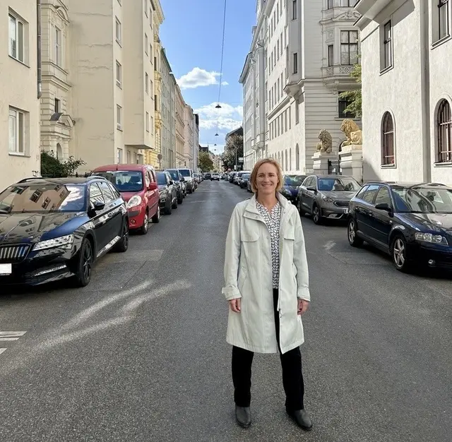 Eine Umfrage hat ergeben: Die Bewohnerinnen und Bewohner der Belvederegasse wünschen sich mehr Bäume und Grünbeete. Im Bild Bezirksvorsteherin Lea Halbwidl (SPÖ). | Foto: Bezirksvorstehung Wieden