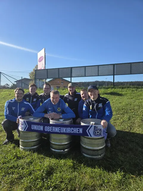 Die Funktionäre und Kicker der Union Oberneukirchen freuen sich, dass die gestohlenen Fässer retourgeschickt wurden. | Foto: Sportunion Oberneukirchen