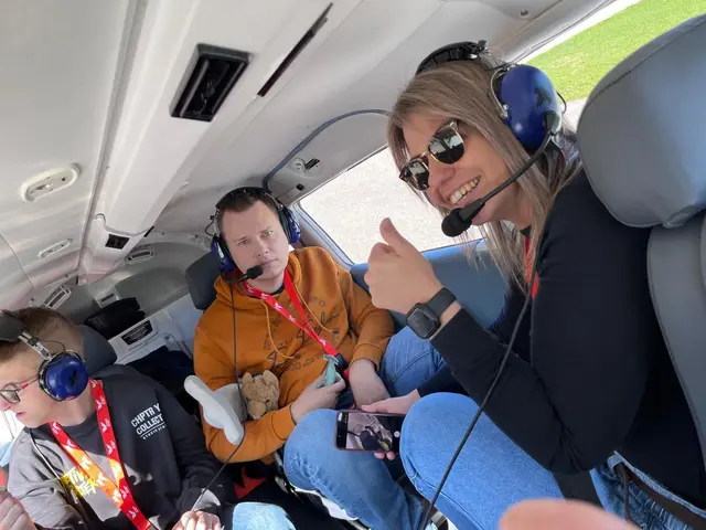 Mehr als 30 Klienten der Lebenshilfe und Begleitpersonen durften einen Rundflug erleben. | Foto: Strong Wings
