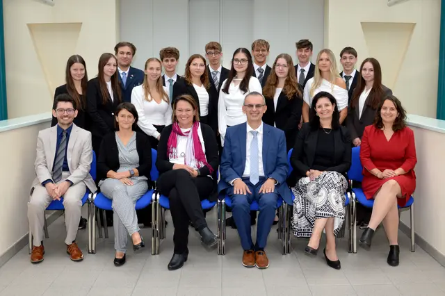 Kandidaten am Donnerstagvormittag (5DK): Jakob Ritsch, Manuela Schalko, Klassenvorständin Birgit Prager, Vorsitzender Direktor Rudolf Mayer, Irene Weidmann und Sarah Hurt-Dollensky (sitzend) mit Ellena Gabauer, Lisa Litschauer, Noah Andre, Lara Dangl, Simon Gabler, Laura Österreicher, Lukas Flicker, Guilia Eireiner, Jacob Fellner, Iris Angel, Christian Graf, Mia Eder, Jonas Frank und Anja Fasching (stehend, jeweils v.l.). Nicht auf dem Bild: Elias Zimm | Foto: HAK Waidhofen/Thaya