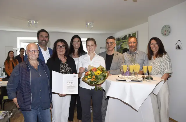 Bei der Einweihungsfeier: Marketing-Beraterin Michaela Schmitz, Wirtschaftsstadtrat Florian Steinwendtner, Vizebürgermeisterin Monika Scholz, Bildungs - und Familienstadträtin Angelika Kures, Instituts-Inhaberin Maria Bindreiter-Kreutzer, Obmann der Aktiven Wirtschaft Günther Frank, Hausherr Wolfgang Mörtl mit Gattin. | Foto: Nachhilfe-Institut "Lernen mit Herz"