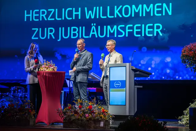 Die Geschäftsführer Klaus-Dieter Löcker und Manfred Pfriemer auf der Bühne. | Foto: Pfatschbacher Photography