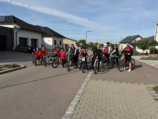 Gemeinsam unterwegs: Rund 100 Teilnehmer waren beim ersten Radwandertag der Volksschule Neudorf mit dabei. | Foto: Mahr-Kichler