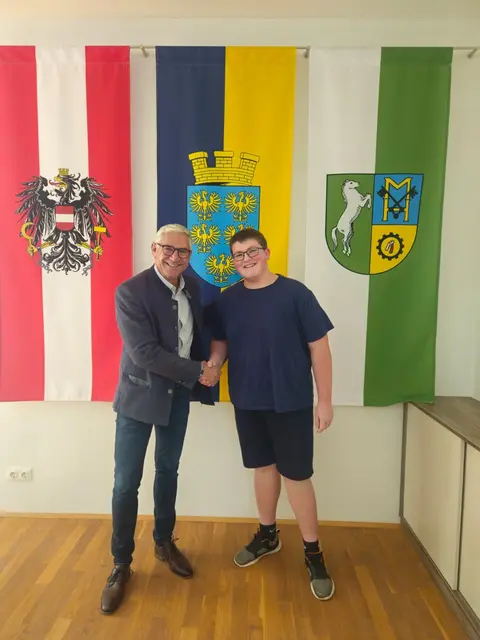 Bürgermeister Franz Stiegler (ÖVP) heißt den neuen Lehrling Sebastian Pechhacker herzlich im Gemeindeteam willkommen. | Foto: Gemeinde Matzendorf-Hölles
