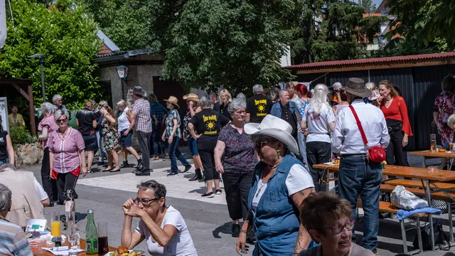 Das Gasthaus Koci ist für seine Feste über die Bezirksgrenzen hinaus bekannt – wie dem Liesinger Line Dance Fest. (Archiv) | Foto: Friedrich