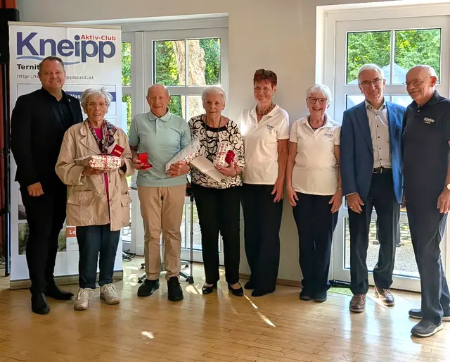 50 Jahre Kneipp Mitgliedschaft: Gründungsmitglieder: Monika Stingl, der Ehemann in Vertretung seiner Frau Gerda Riegler und Ulrike Schmutzer. | Foto: Stadtgemeinde Ternitz