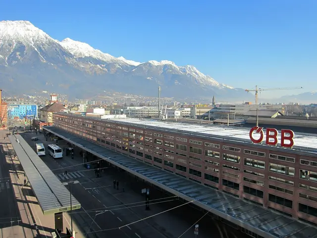 Großeinsatz am Innsbrucker Hauptbahnhof: Ein Kühlmittelaustritt während Umbauarbeiten führte am Dienstagmorgen zu einer vorübergehenden Sperre. Verletzt wurde niemand. | Foto: Ray Ray