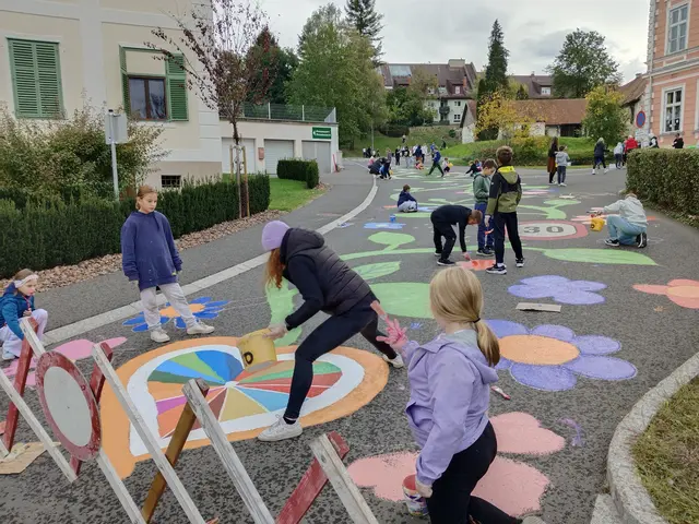 Kinder bei Bemalen der Straße