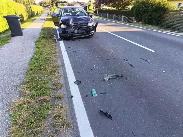 Der Aufprall war heftig, die beiden Autos wurden stark beschädigt, Teile lagen auf der Fahrbahn. | Foto: FF Söding