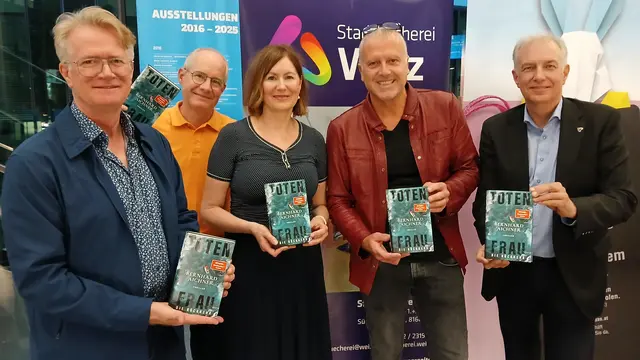 Kulturreferent Hermann Mauritsch, Michael Wilhelm (Buchhandlung Haas), Sandra Buchgraber (Stadtbücherei Weiz), Autor Bernhard Aichner und Johann König (Kunsthaus Weiz Leiter) bei der Lesung in Weiz (v.l.) | Foto: Josef Hofmüller