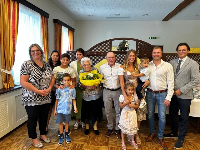 GR Sylvia Aichinger (1.v.l.), Bürgermeister Bernhard Heinl (1.v.r.), Maria Schreier mit ihren beiden Kindern Margit und Leopold sowie Enkel- und Urenkelkindern | Foto: Marktgemeinde Michelhausen