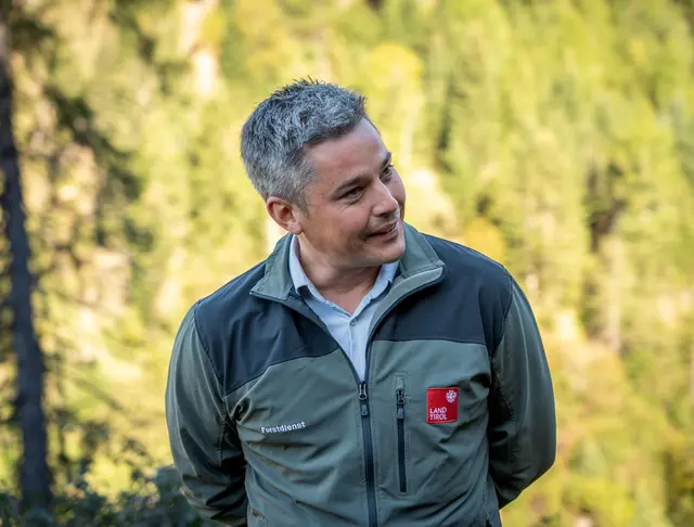 Landesforstdirektor Oblasser: „Gerade in Osttirol sind die Wälder eine zentrale kritische Infrastruktur zur Sicherung für Siedlungen, Verkehrswege und den Lebens- und Wirtschaftsraum. Damit sie ihre Wirkungen wieder voll erfüllen können, braucht es das Zusammenspiel aller Beteiligten.“ | Foto: Land Tirol/Hörmann