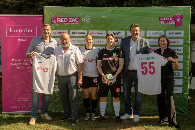 Leiter Handel Thomas Sammer, Red Zac Kiendler, Seniorchef Paul Kiendler sen., Red Zac Kiendler, Kapitänin Lena Steinkellner, Damen 1. FC Leibnitz, Torfrau Natalia Grellmann, Damen 1. FC Leibnitz, Vertriebsleiter Franz Fohr, Elektrohandel Siemens, und Vorständin und CFO Alexandra Mandl, Red Zac, freuen sich über die gelungene Übergabe im Rahmen der Red Zac Initiative "Hast a Leiberl" (v. l.).
 | Foto: Foto und Design Leibnitz