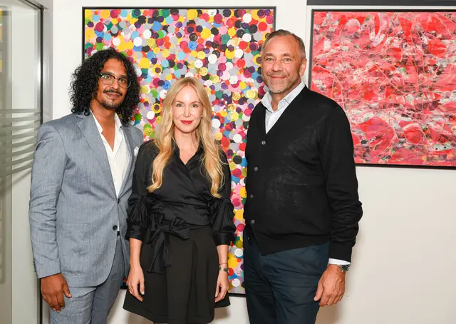 Die Künstlerin Jana Jo hat im September eine Vernissage im Bergheimer Gemeindeamt veranstaltet. Im Bild: Felix Feltrin, Jana Jo, Robert Bukovc | Foto: Paul Rehrl