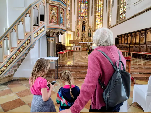 Kinder können ab sofort mit dem Smartphone in der Welser Stadtpfarre auf Entdeckungstour gehen, | Foto: Glaser