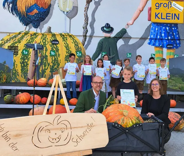 Stimmungsvoll gefeiert wurde der Erntedanksonntag in Großklein mit Umzug, Herbstfest und Riesenkürbisprämierung. Den größten Kürbis brachte Niklas Cepin mit. | Foto: Gemeinde
