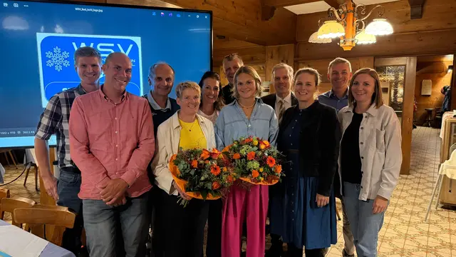 Der neu gewählte Vorstand des WSV Sparkasse Bad Ischl gemeinsam mit den beiden Geehrten (vlnr.): Rudolf Pernkopf, Flurin-Gadola-Gamsjäger, Kurt Lux, Marianne Schrambeck, Evelyn Gschwandtner, Yvonne Gadola, Johannes Putz, Martin Höcher, Veronika Stadler-Rumpfhuber, Martin Müllegger und Bettina Eisl. | Foto: WSV Sparkasse Bad Ischl