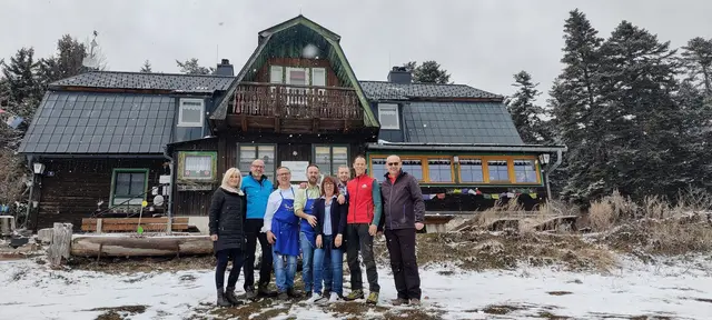 Ein Bild von der Neuübernahme im Februar vor drei Jahren. Jetzt wird wieder ein neuer Wirt gesucht. | Foto: Gemeinde Höflein/Hohe Wand