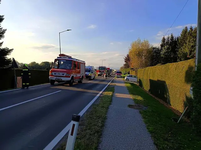 Die FF Söding und die FF Köppling reinigten die Fahrbahn und bargen die Fahrzeuge. | Foto: FF Söding