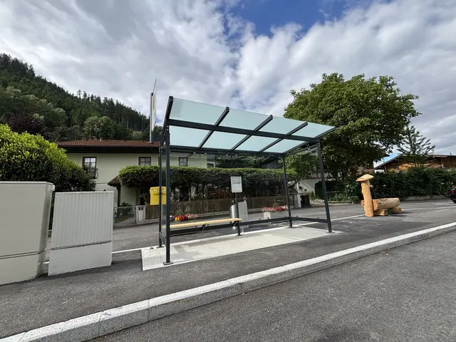 Das moderne Buswartehäuschen verbindet Funktionalität mit ansprechendem Design. | Foto: Kendlbacher